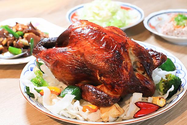 <b>黑羽烤雞750元</b><br>台湾産の放牧地鶏を丸々1羽焼き上げたローストチキンです。歯ごたえしっかりながら柔らかジューシーなチキンは、パリパリの皮もいい！こちらは3日前までに予約が必要です。
