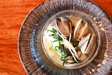 新竹の食材をふんだん使用したお料理の数々は、薬膳粥に魚と貝の蒸し物など。素材の味をしっかり味わえる良い味付けです。