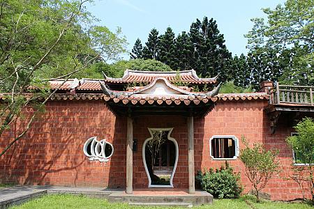 初めて見た時は「うわぁ～中国の時代劇っぽい建築」って感じでしたが、赤レンガ・赤瓦をふんだんに使用したり、「閩南式建築」の特徴である「三合院」であったり「台湾」をとても大切にしています。