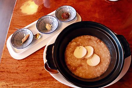 新竹の食材をふんだん使用したお料理の数々は、薬膳粥に魚と貝の蒸し物など。素材の味をしっかり味わえる良い味付けです。