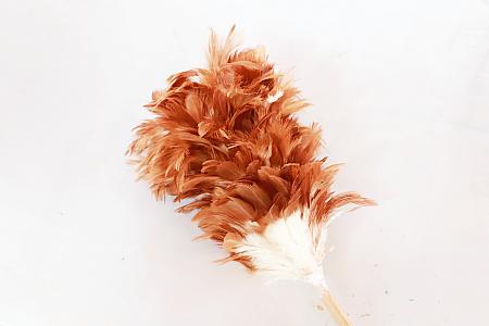 連なる羽を巻き付けるタイプはもっと簡単。それでも向きや間隔など気を付けながら巻き付けないと。ナビのはたきも、なんとか形になったかな？
