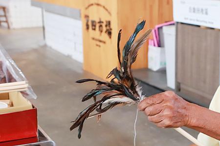 ナビは「はたき作り」DIYに参加しました。先生はこの道ン十年の彰化で、はたき工房を営む陳忠露さん。昔ながらの手作業ではたきを作ります。