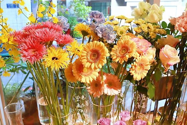 店内にはかわいらしい、色鮮やかなお花がい～っぱい！
