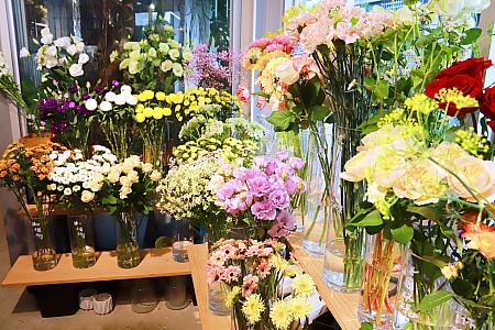 台湾のひと昔前の花屋さんと言えば、ユリや菊、ショップの開店祝いに贈るような縁起物の竹の鉢植えが多い印象でした。しかし、こちらはグ～ンとお洒落！