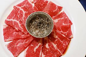 価格は選ぶお肉により異なりますが、豪華牛小排セットなら3人で3180元(2人2280元)。