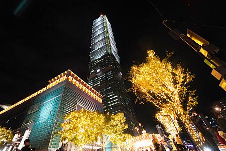 台北でクリスマスといえば、やっぱり信義区が思いつくのでは？台北101ではいたるところにクリスマスのイルミネーションがいっぱ～い！