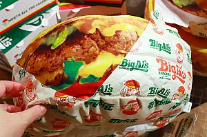 ナビのイチオシはバーガーをモチーフにした大きなティッシュケースです。「Big Als Burgers」の人気商品をそのままプリントしたという、本物そっくりな！？デザイン。ふわふわだから、クッションとしても活用できそう……！