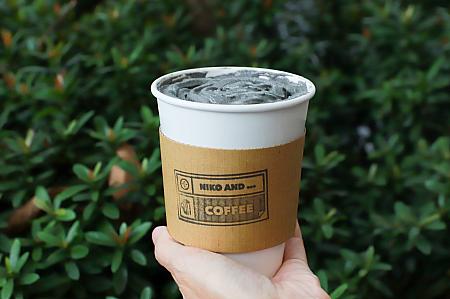 コーヒー派なら、カフェラテの上に軽～い黒ゴマホイップをトッピングした「黒芝麻奶霜咖啡拿鐵(Ice/Hot)」135元がおすすめ。コーヒーの苦みとホイップの甘み、そしてゴマの香ばしさが楽しめちゃう！ホットとアイスがありますが、どちらもたっぷり＆柔らかなホイップクリームは溶けやすいので、いただく際にはご注意を～。