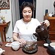 先生おすすめの阿里山茶や金宣茶をなどを淹れてもらいながら、お茶の香りや味とその表現方法なぞに関するお話を。台湾茶はよく「ミルクの香り」「蜜の香り」などといわれることがありますが、いまいちピンと来ないナビ。