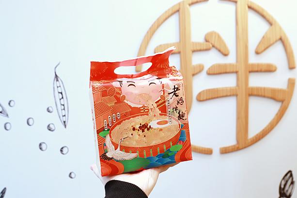 お土産にぴったりなインスタントの袋麺も販売中です。日本にも持ち帰り可能な肉成分不使用のテイスト4つが1つになった「福氣綜合拌麵」がおすすめですよ。