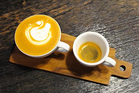 かつてコーヒー好きナビじゃんぼは言いました「コーヒー好きなら必ず訪れて！」と。そう、ここは台中にあるカフェ「coffee stopover」。そして今、ナビAは改めて言いたい！「コーヒー好きじゃなくても訪れてみて！」