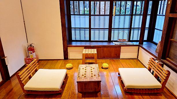 居間では中華圏の将棋「象棋」。フローリングや畳で活躍しそうな座椅子、ナビの家にも合いそう……。
