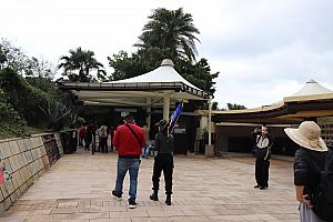 国内外のツアー客も多かった印象。入口にあるビジターセンターで情報収集もできます。