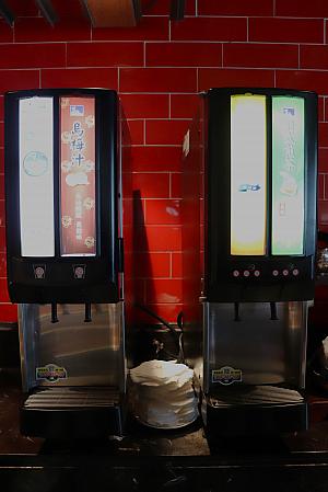 アイスや、台湾定番ドリンク烏梅汁のほか、コーヒーマシンも完備。