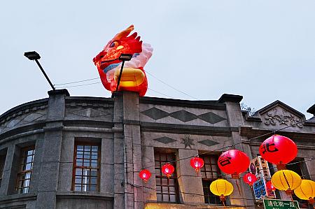 ちゃんと龍のバルーンが迎えてくれました。南京西路×迪化街の入口にはこの子！「招財龍」という名前ですよ～。意味は……ズバリ招き龍～！