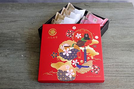 台湾土産、これを買っておけば間違いなし！2025年＜台北ナビライターおすすめ特選＞ 台湾土産 台北ナビライター ライターさん 人気 無印良品 西羅殿牛肉湯 調味料 ファミマ ファミリーマート PB商品 Blueseeds ドン・キホーテ DONDONDONKITAIWAN ドンペン コメダ珈琲店 NIKE 佳賓餅家 ヌガーサンド 上信饌玉 聯華食品 椰棗核桃 マカデミアデーツ クルミデーツ 佳徳 新貴派 封仔餅 福和成 ShockMAMA 蛋定人生 屈臣氏 watsons divinia 蒂芬妮亞 台湾コスメ 統一製菓 紅烏龍合作社 糖村 凱樂 ヌガー 卡廸那 サツマイモ yufen 小芬姐的魔皂甜屋 紫草クッキー