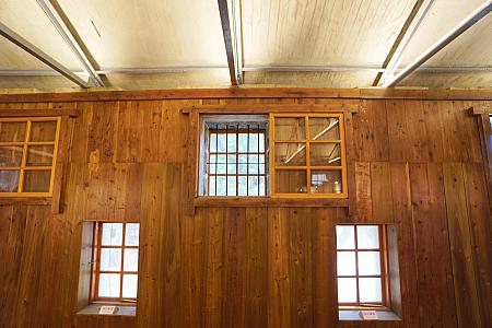 湿気を防ぐための工夫は内部にも。内壁は木製で、通気性を考えて上下に窓が備え付けられています。床も1.2mほど高くして通気性を確保。