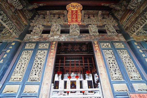 今日の廟は日本統治時代の1922年に中国・潮州からやってきた職人らによって行われた作業による影響が色濃く、台湾本土で見られる煌びやかな道教の廟とは一線を画す落ち着いた色合いとなっています。石と木を組み合わせた造りは大変珍しいのだとか。