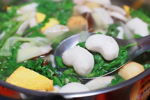 澎湖名物「狗母魚丸湯(えそのつみれスープ)」は、ぜひ食べておきたい！日本でもカマボコの原料として使用されている「狗母魚(えそ)」。そんな魚のつみれは、やや歯ごたえのあるプリっとした食感が楽しめます。勾玉みたいな形が特徴ですよ！