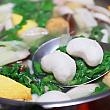 澎湖名物「狗母魚丸湯(えそのつみれスープ)」は、ぜひ食べておきたい！日本でもカマボコの原料として使用されている「狗母魚(えそ)」。そんな魚のつみれは、やや歯ごたえのあるプリっとした食感が楽しめます。勾玉みたいな形が特徴ですよ！