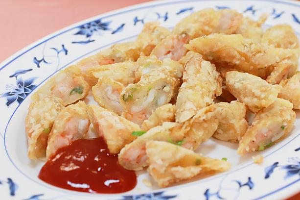 「花枝蝦餅(イカとエビのすり身揚げ)」は澎湖に来たら絶対に食べたい一品です。プリプリのエビとイカの旨味がギュ～っと。タイ料理のトートマンクンの台湾版「月亮蝦餅」にイカをプラスした感じ……と言えば伝わるでしょうか？