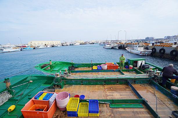 そんな「澎湖紫微宮」の目の前は鎖港漁港。<br>午後になると、漁に出ていた定置網漁船が港に帰ってきます。そこで始まるのが魚市です。今日はアジなどが揚がったみたい～。ピチピチ飛びはめていますよ！