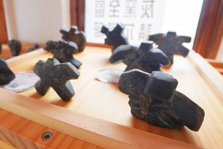 玄武岩で作ったキーホルダーは台湾でよく見かける台湾人アーティスト「朱銘」の作品「太極」のよう！
