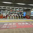 まずはMRT「北門」駅からスタートしましょう。MRT「西門」駅もですが、大型シールで訪問客をお迎えしてくれますよ！