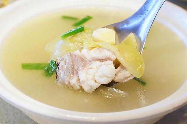 <b>龍臚石斑湯：西瓜綿(タマカイのスープ：すいかの漬物)</b><br>熟す前のスイカを塩で漬けた「西瓜綿」は台南地方でよく出汁を取るのに使われるとか。こちらはタマカイのスープです。魚は身が締まっていて、しっとりジューシー！漬け物特有の塩味と風味があります。