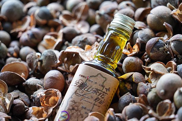 「茶油」とは、ツバキ科の山茶の木の実から搾油した油で、健康志向の強い台湾人の間で特に人気のあるオイルです。
