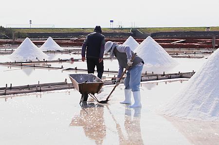 ここでは今でも伝統的な技法を守り、塩作りが行われています。