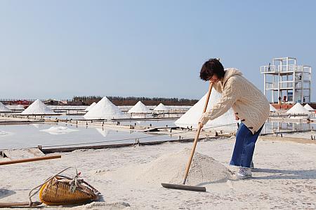 観光用に開放された田では、にわか塩作り体験をしてみることも可能ですよ！実際に塩を搔き集めて、天秤棒で運んで見るといかに重労働なのか、塩作りの苦労がわかるはず。