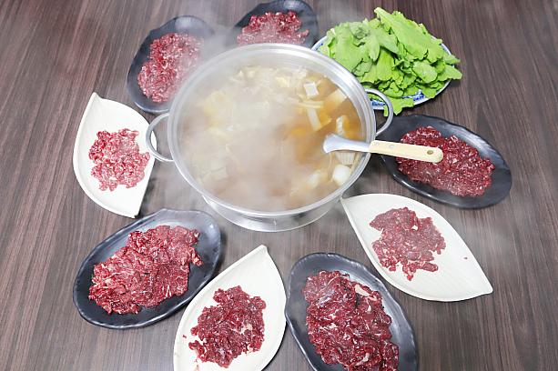 みなさんも食べたくなったのではないでしょう？<br>人気の「湖東牛肉館」は事前予約がベターです。1ヵ月前を目安に電話(中国語)でどうぞ。なかなか繋がらないですが、開店直後を狙うなど根気よくアタックを。また、ほかにもいろいろルールがありまして……下記の［注意事項］欄をチェックの上、ご予約くださいね。