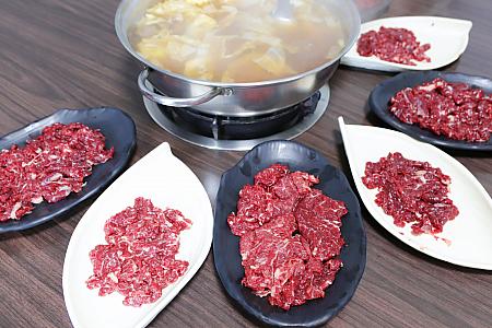 【台湾推し飯】高雄ミシュラン・ビブグルマンの「湖東牛肉館」は何度でもリピートした～い！ 推し飯 高雄グルメ 高雄美食 ミシュランビブグルマン 湖東牛肉館 牛肉鍋 溫體牛肉 予約必須 台湾産 台湾ミシュラングルメ 台湾美食 台湾火鍋高雄旅行