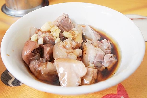 「蒜頭豬腳」は、ぷるりんとした豚足にどばーっとニンニクをかけたもの。醤油ベースのタレがちょっぴり甘めで台南っぽさを感じます。