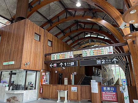 台湾鉄道「池上」駅は、天井の高い吹き抜けデザインの素敵な駅舎
