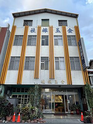 その昔、日本人が「里瓏館」として経営していた旅館は1969年台湾の方に引き継がれ「金玉旅社」として現在も営業している關山最古のホテル。奥には防空壕もありました