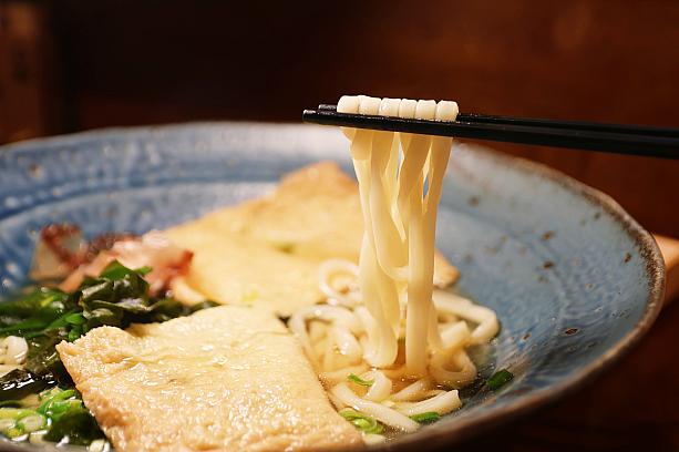 麺にもこだわりが。日本の小麦粉を使用した特製麺は太さ4.8㎜の平たいきしめん風。気持～ち縮れているかからスープとの絡みも抜群です。