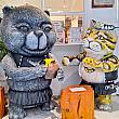 原住民(ルカイ族？)の衣装に身を包んだ台湾黒熊と石虎(タイワンヤマネコ)がお出迎えしてくれましたー！