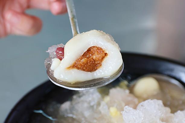 大湯圓をかじってみましたよー！あれぇ？なんかあずき餡に見えなくもないけれど、ピーナッツ餡。まだほんのり温かくて(ゆでたてを入れてくれます)、柔らかくて、もちもちで幸せ～♡