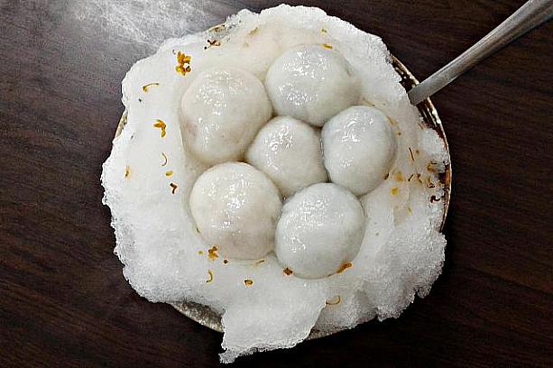 ご存じない方のために補足いたしますと、「冰火湯圓」はアツアツの湯圓(団子)をトッピングしたかき氷。冷たいのと熱いのとの饗宴ってことで、ドライアイスみたいにモワ～っとした湯気が沸き上がり、ちょっとしたエンタメ気分を味わえるスイーツになっております。