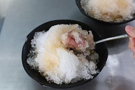 でもね、掘ればお宝ザックザクですわ。<br>ちなみにこの燒冷冰は「かき混ぜず、スプーンを端から下に入れてトッピングと氷を一緒に食べましょう！まずはふんわりモチモチの湯圓から食べてね！」