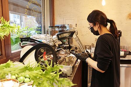 好きが高じて、高雄で働く傍らコーヒーロースターとしても研鑽を積んできたという黃姿珉さん。2023年秋、満を持して実店舗であるカフェを開きました。