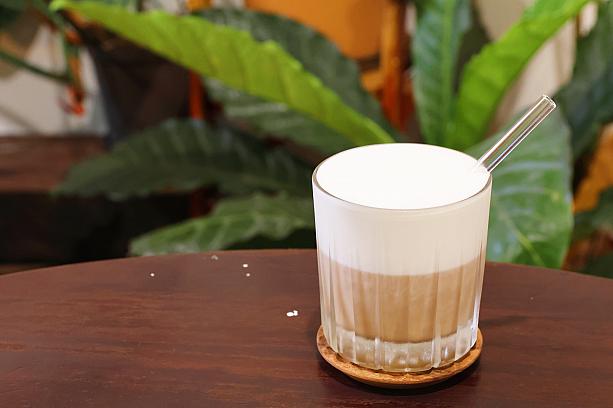 潮州の牧場、阿猴鮮乳のミルクを使ったクリーミーな泡が特徴の<b>原味拿鐵120元</b>(コーヒーラテ)。