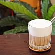 潮州の牧場、阿猴鮮乳のミルクを使ったクリーミーな泡が特徴の<b>原味拿鐵120元</b>(コーヒーラテ)。