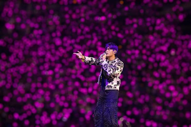 ペンライトの光に照らされながら歌う「周杰倫(ジェイ・チョウ)」<br>画像提供：JVR Music