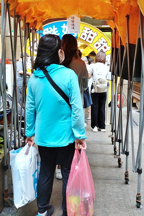 時刻は15時前。おやつタイムなのですが、意外と列は短いぞ。ナビの経験だと台北店の方が並ぶイメージです。