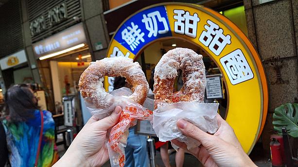 電話注文と行列を交互に捌いているらしく……ようやくゲットだぜ～！忙しさがドーナツに現れていて、アニメ「ポプテピピック」のポプ子とピピ美みたいなほっそり長い形状とぽっちゃり丸い形状のさくさくドーナツたちがナビの元に。