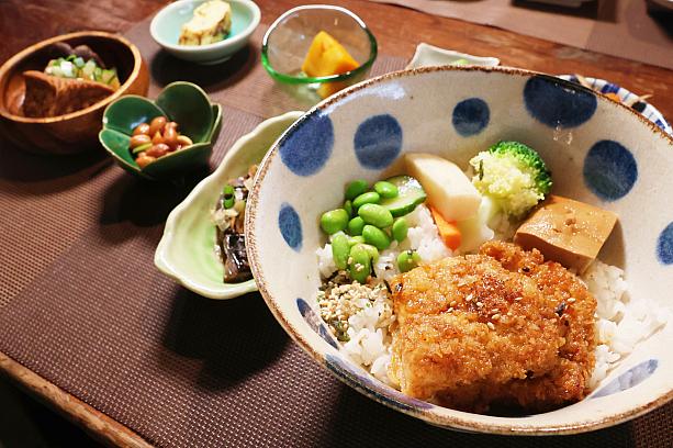 お食事は台湾風の和定食を中心としたメニューが並びます。いずれも飾らない家庭的な味わい。こちらはトンカツをメインにしたボリューミーな一品です。