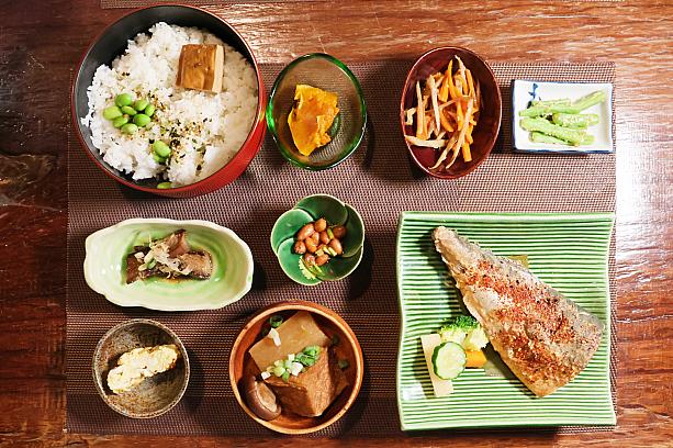 焼き塩サバの定食。小鉢がいっぱい付いてくるのがうれしいですね！さすが芸術家、目でも楽しませてくれます。